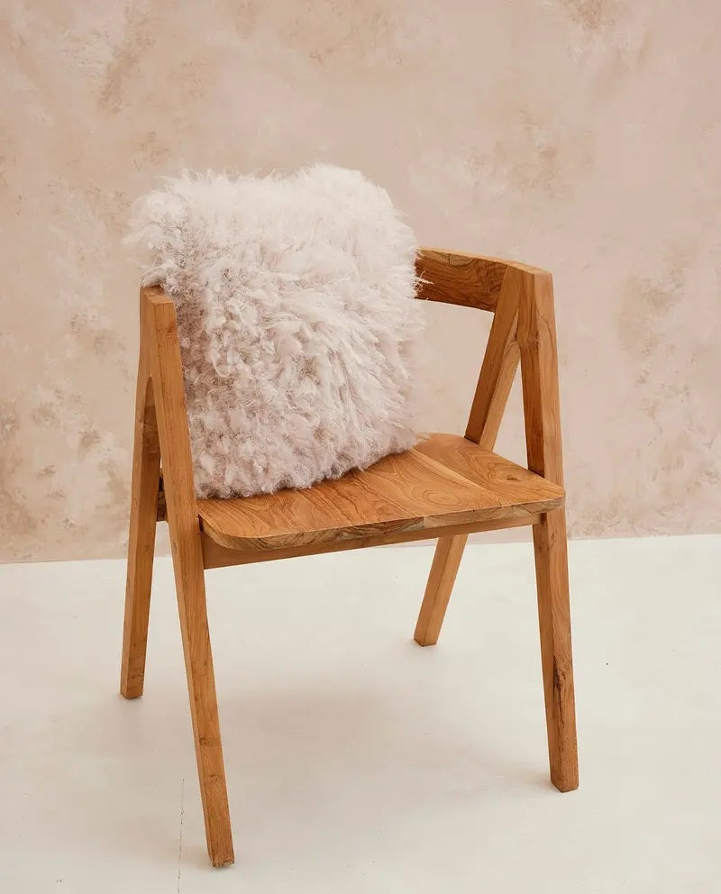 Zierkissen aus Phil Sibéria auf einem Designerstuhl – dekorativ und gemütlich