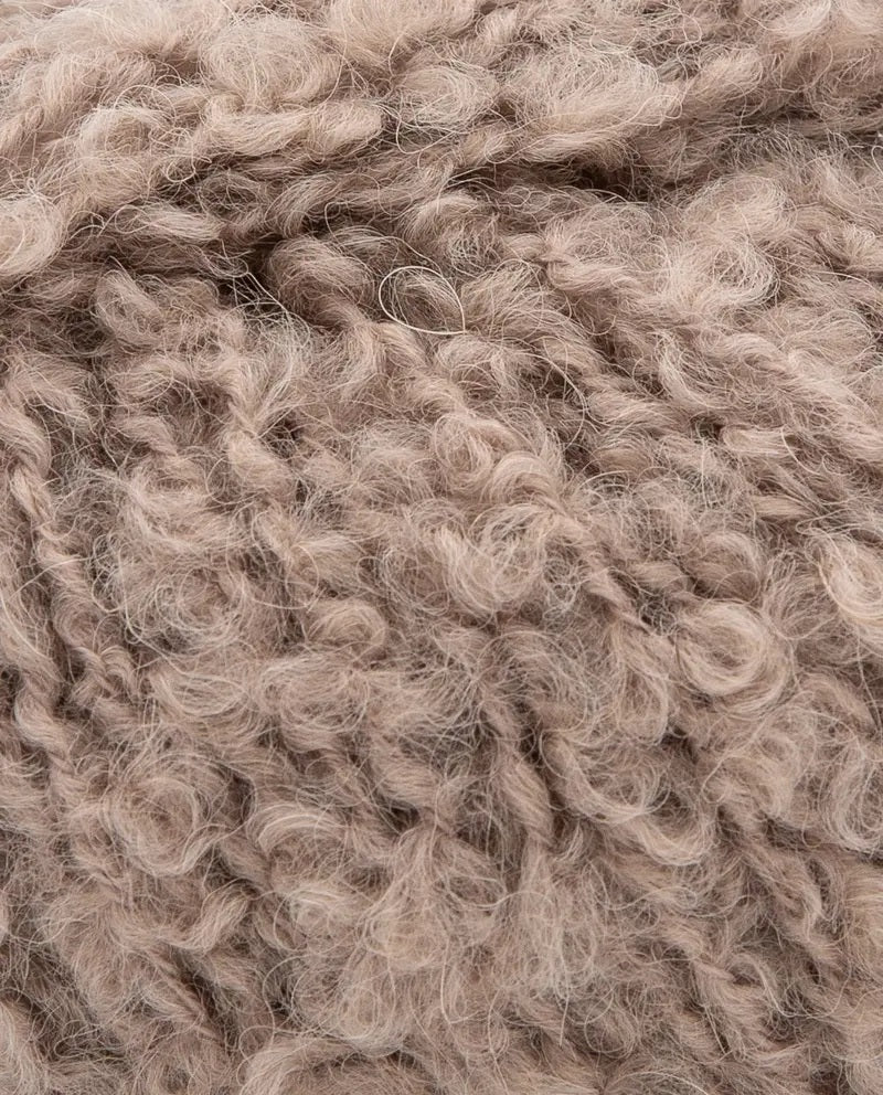 Phil Alpaga Bouclé Garn – aufgerollt mit sichtbarem Etikett