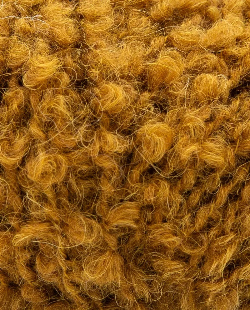 Pullover aus Phil Alpaga Bouclé lässig über einen Stuhl gelegt