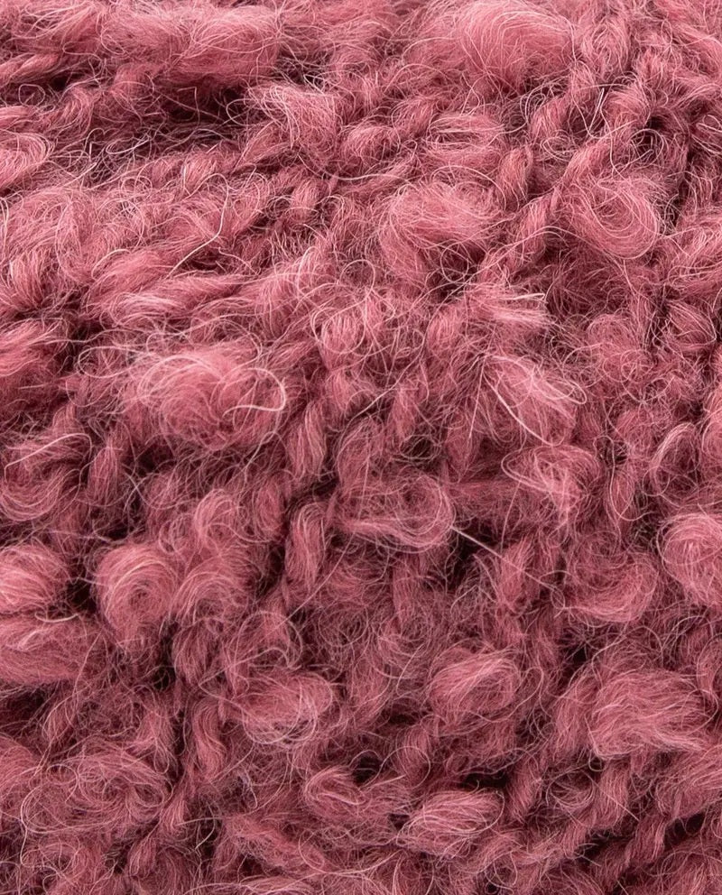 Gestrickte Mütze aus Phil Alpaga Bouclé auf Holztisch platziert