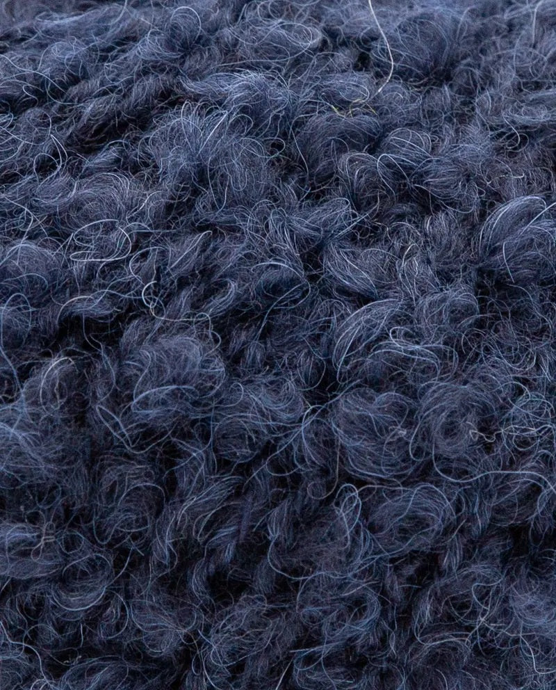 Strukturaufnahme: Bouclé-Oberfläche des Phil Alpaga Bouclé Garns im Detail