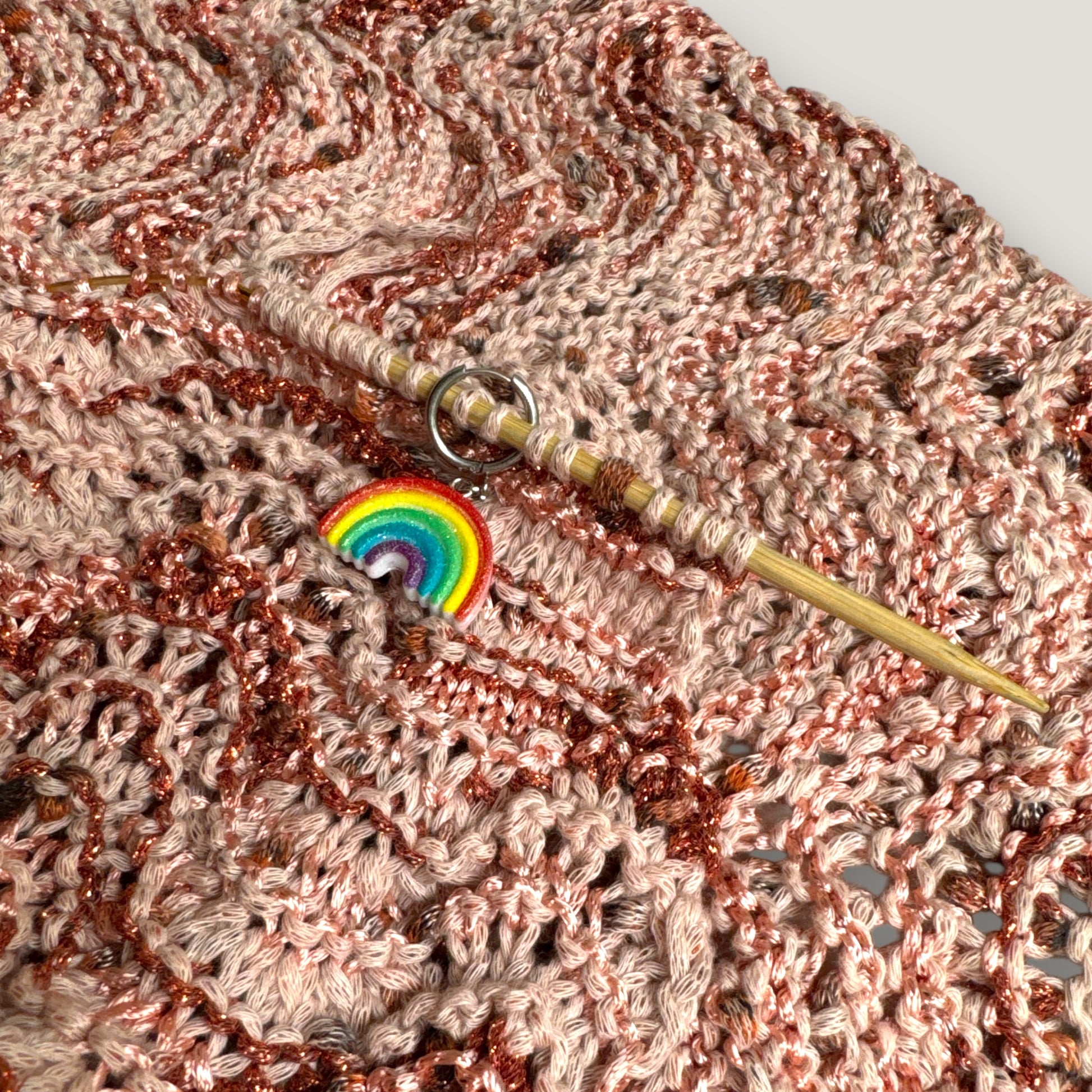 Limitierter Regenbogen-Maschenmarkierer mit großem Metallring beim Stricken verwendet
