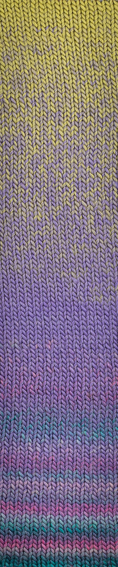 Poema Color Verlaufsgarn – Kombination aus Gelb, Lila und Türkis in feinem Farbwechsel, gestrickt im glatten Rechtsmuster.