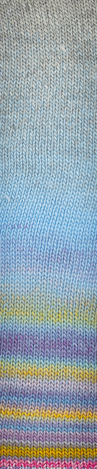 Laines du Nord Poema Color – Strickprobe mit hellblauen bis bunten Regenbogenstreifen, weiche Farbverläufe für leichte Accessoires.