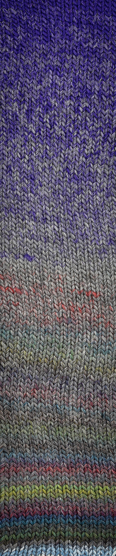 Poema Color Verlaufsgarn – Strickstück mit dunklem Blau, Grau und dezenten Grüntönen, ideal für elegante Tücher.
