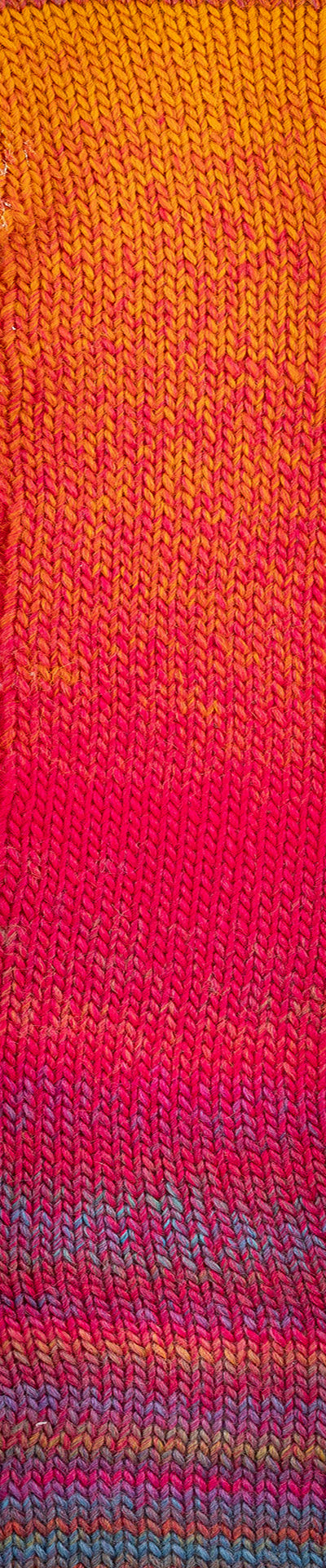 Laines du Nord Poema Color Farbverlaufsgarn – Strickprobe in kräftigem Orange, Rot und Pink mit sanftem Übergang ins Violett.