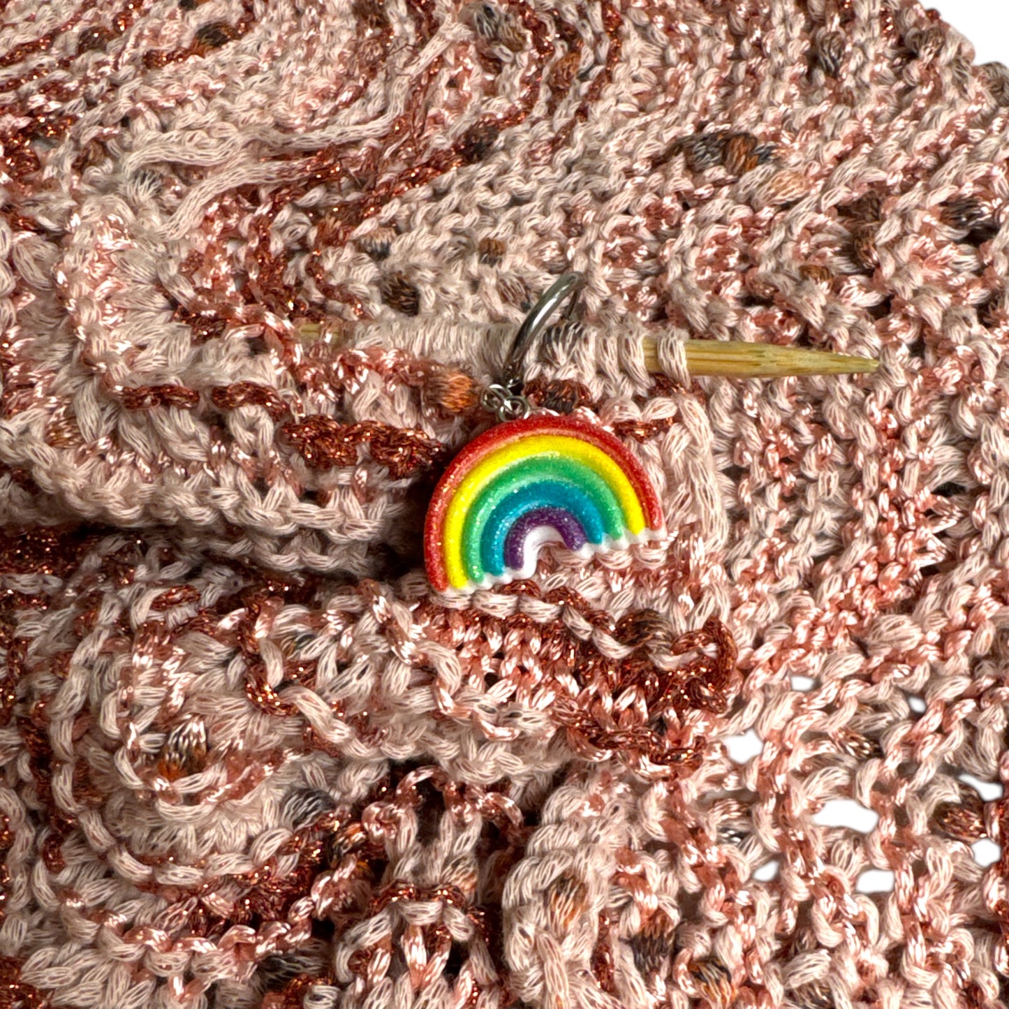 Bunter Maschenmarkierer in Regenbogenform beim Stricken mit Effektgarn im Einsatz