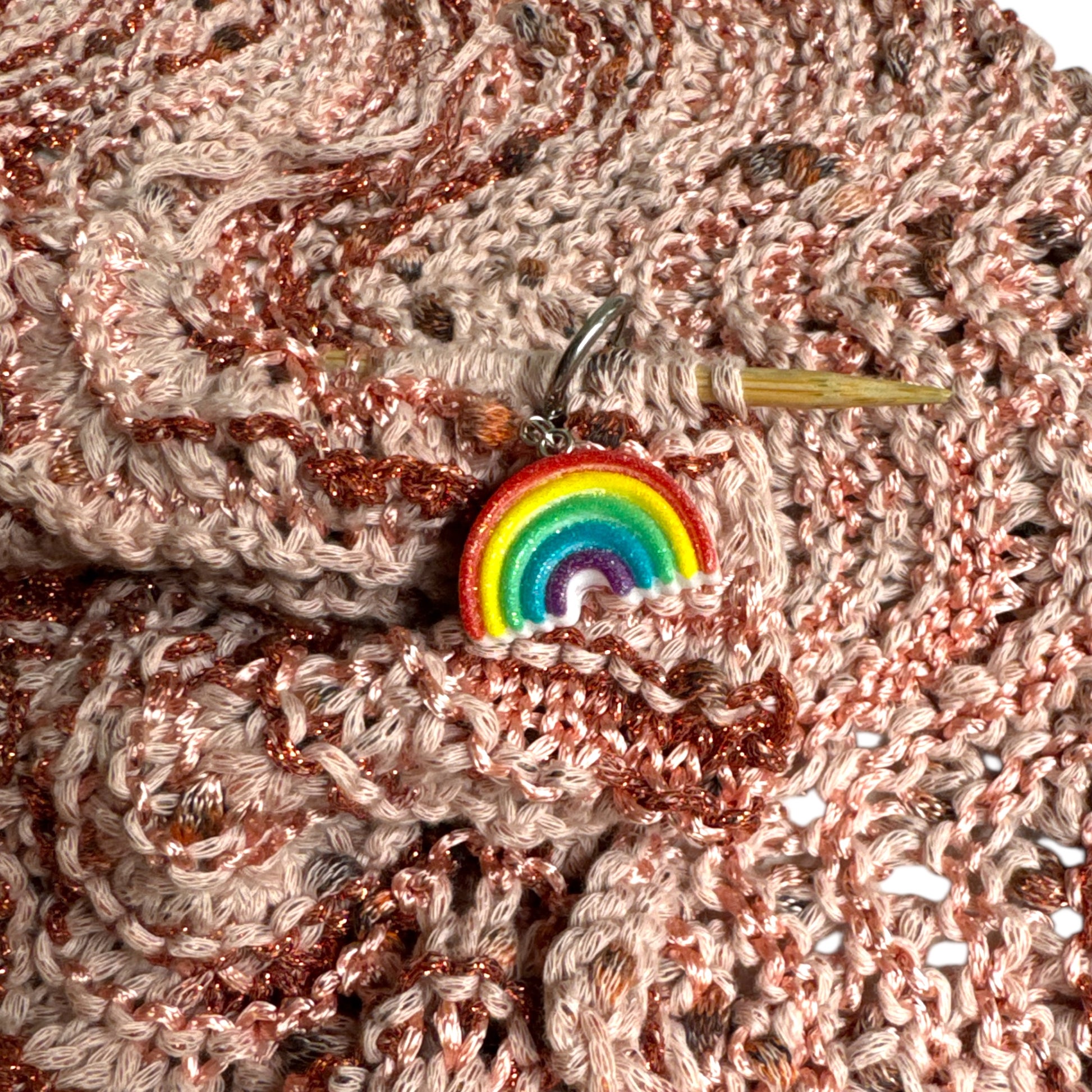 Bunter Maschenmarkierer in Regenbogenform beim Stricken mit Effektgarn im Einsatz