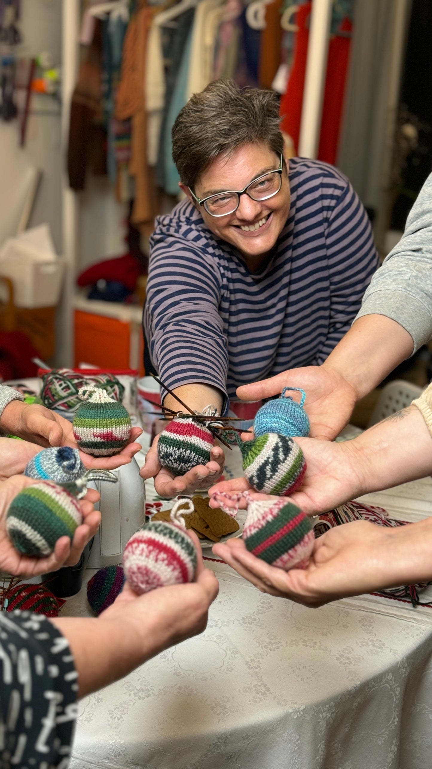 Kurs: Weihnachtskugel im Strickmantel
