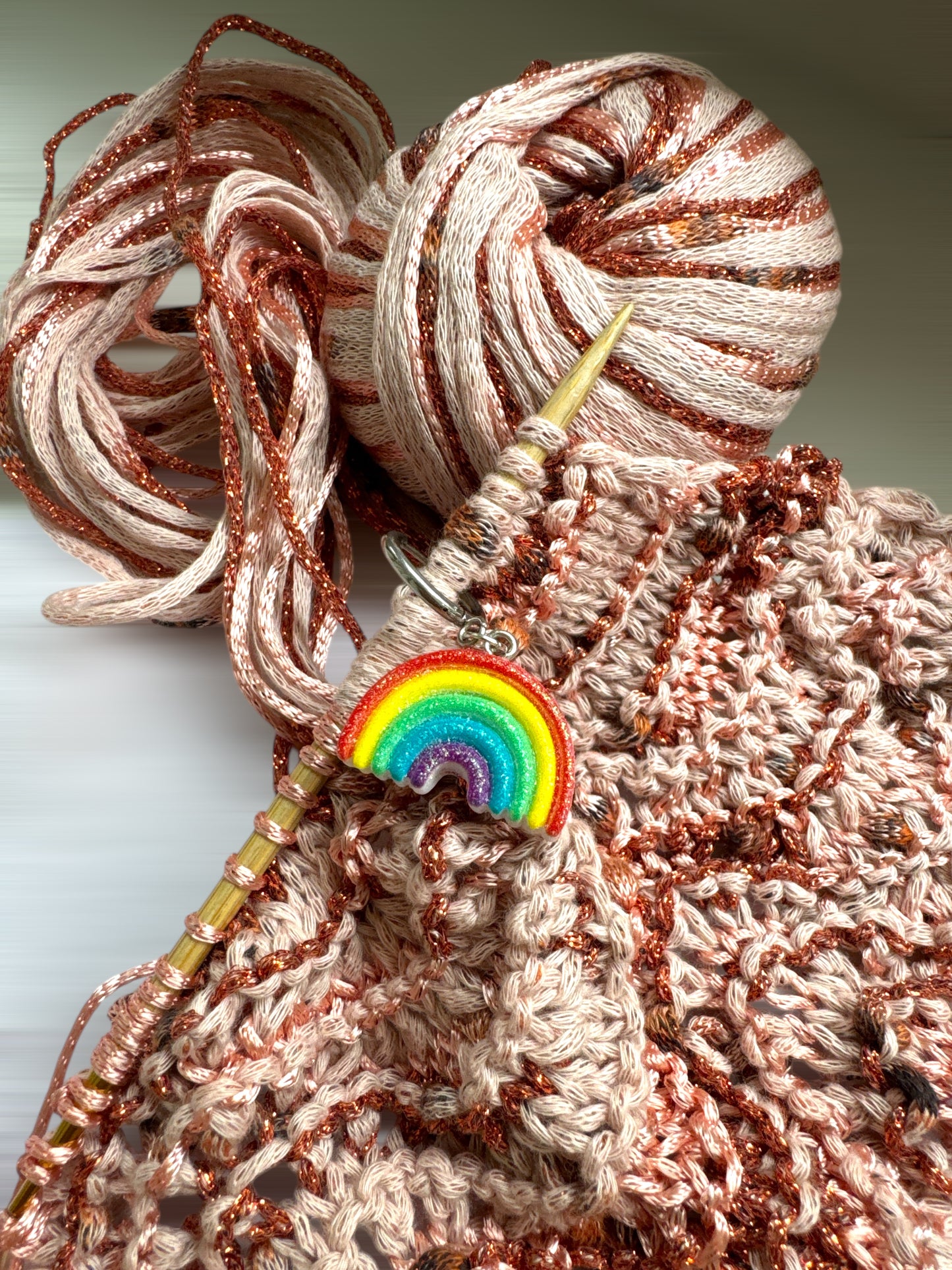 Handgefertigter Pride-Maschenmarkierer am Strickstück befestigt