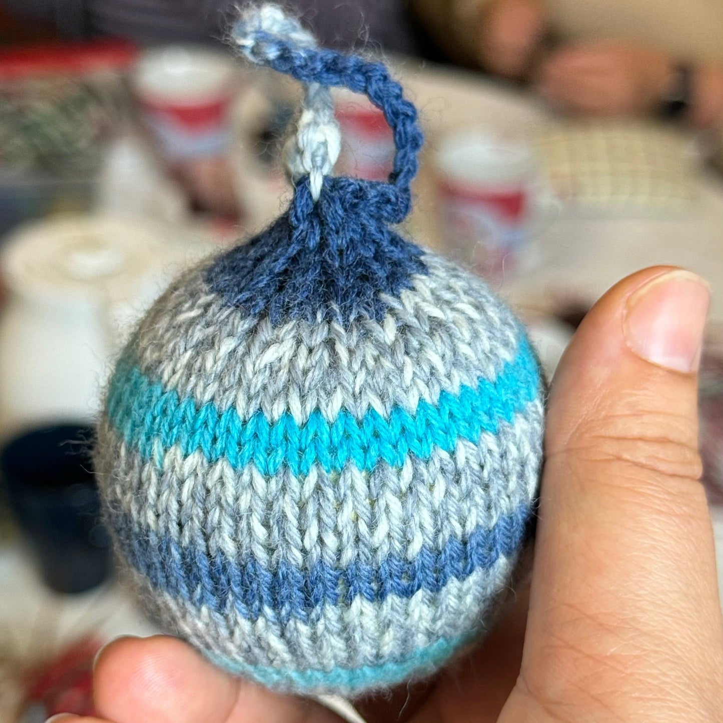 Kurs: Weihnachtskugel im Strickmantel