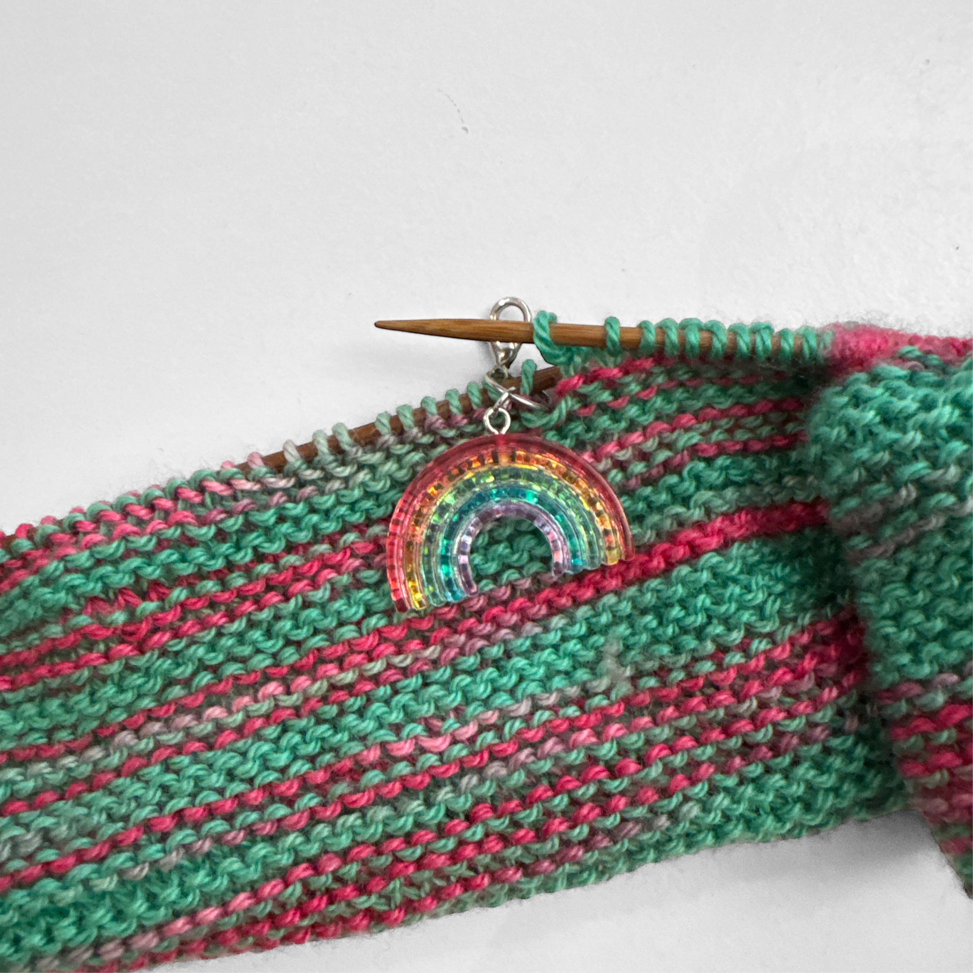 Regenbogen-Maschenmarkierer aus Kunststoff und Metall mit Karabiner, handgemacht für den Pride Month