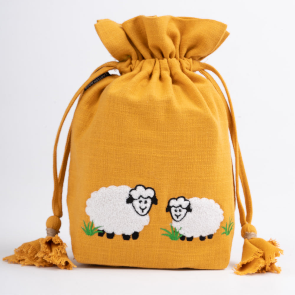 Gestickte Schafe auf der Meadow Drawstring Bag von Lantern Moon aus weicher Baumwolle.