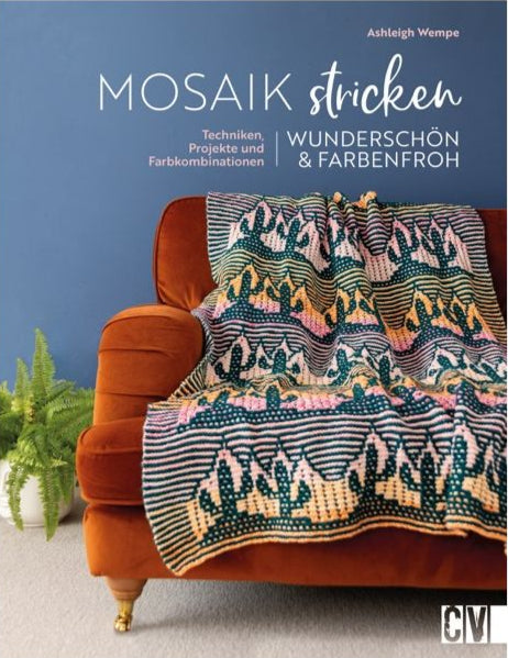 Strickbuch „Mosaik stricken“ aufgeschlagen, daneben Wolle und Nadeln – kreatives Arbeiten in Hamburg