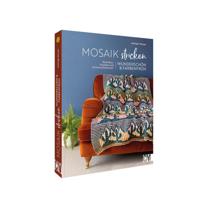 Farbige Kissen und Tücher im Mosaik-Strickmuster auf einem Sofa – handgemacht und modern