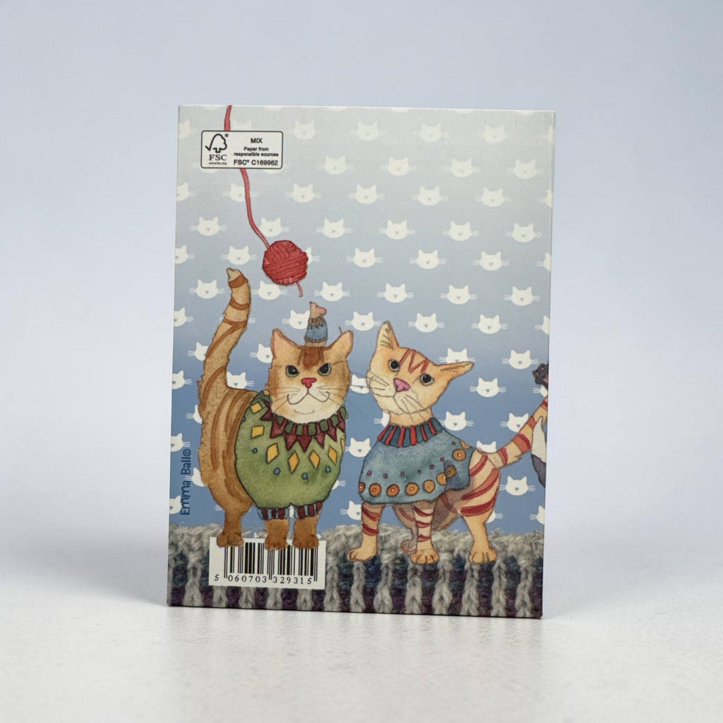 Rückseite des Notizbuchs „Kittens in Mittens" von Emma Ball — zwei Katzen in Strickpullovern auf grauem Hintergrund mit Katzenmuster-Motiv; eine hält ein rotes Wollknäuel hoch; FSC-Zertifizierungslogo oben links sichtbar.
