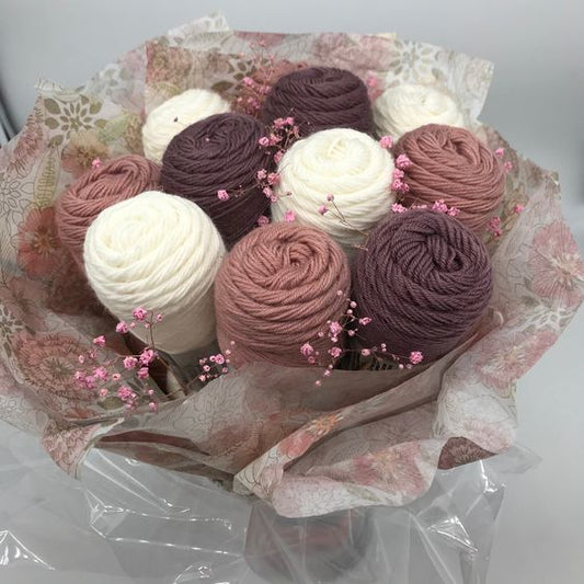 Geschenke Wolle kreativ in Folie verpacken - Wolle Strauß