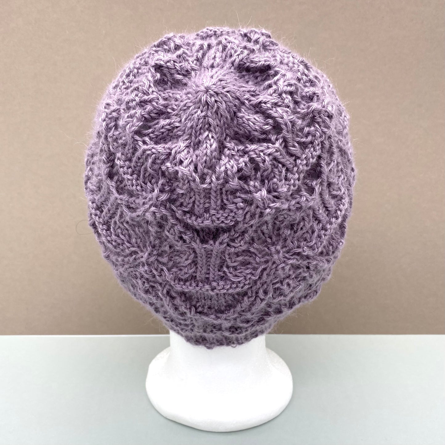 Wolle in Hamburg - Handgestrickte Mütze mit japanischen Strickmuster - 40 % Mohair, 40 % Llama, 20 % Seide