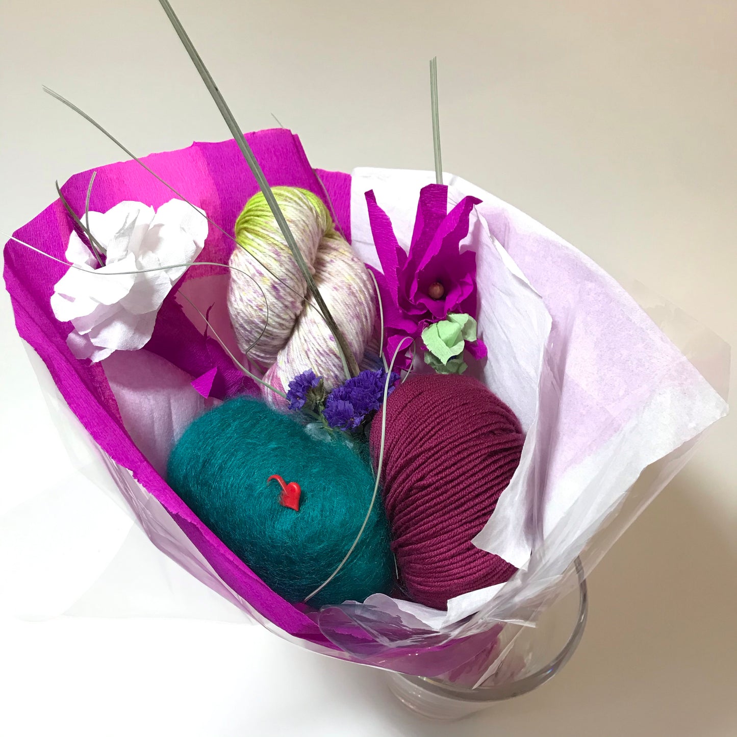 Geschenke Wolle kreativ in Folie verpacken - Wolle Strauß