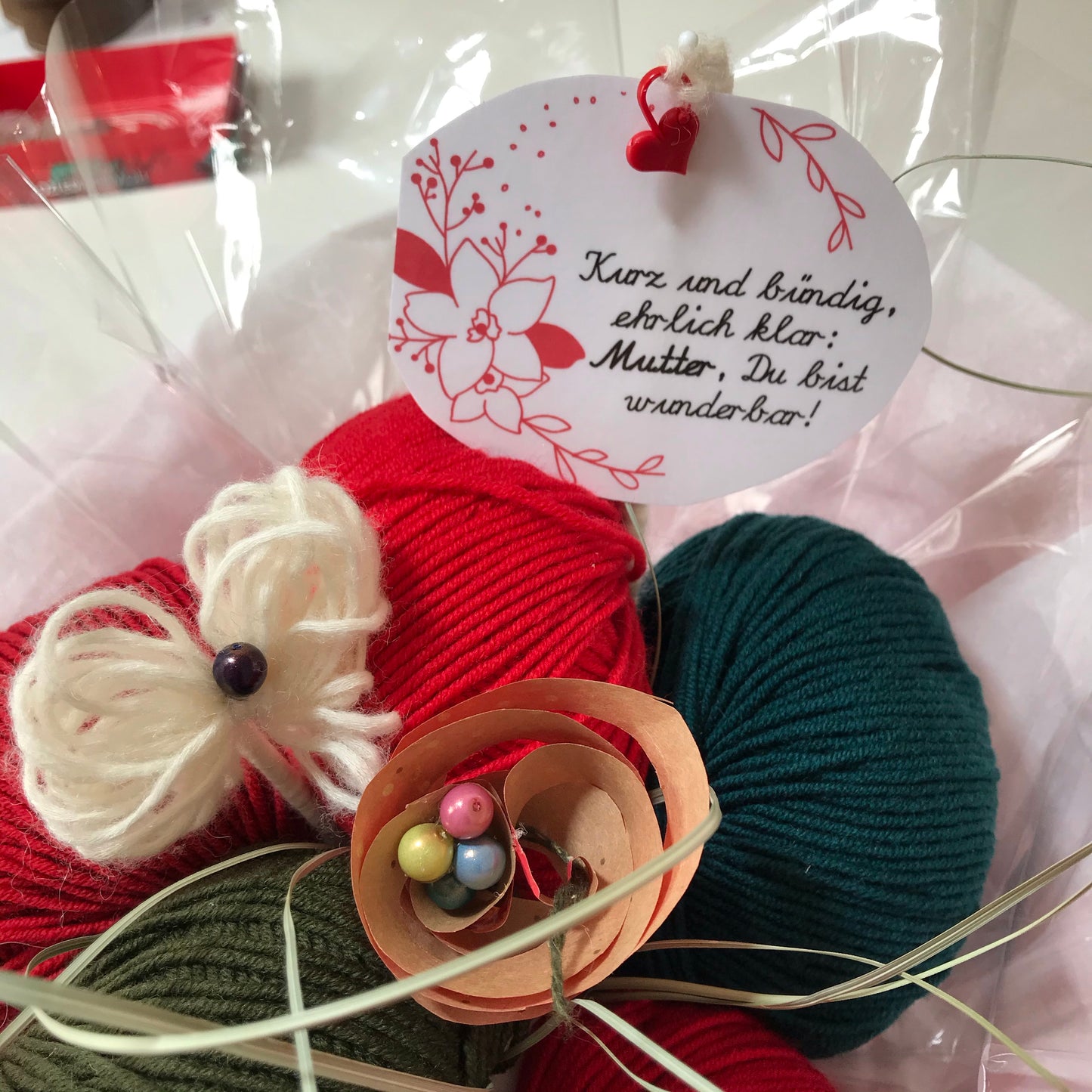 Geschenke Wolle kreativ in Folie verpacken - Wolle Strauß