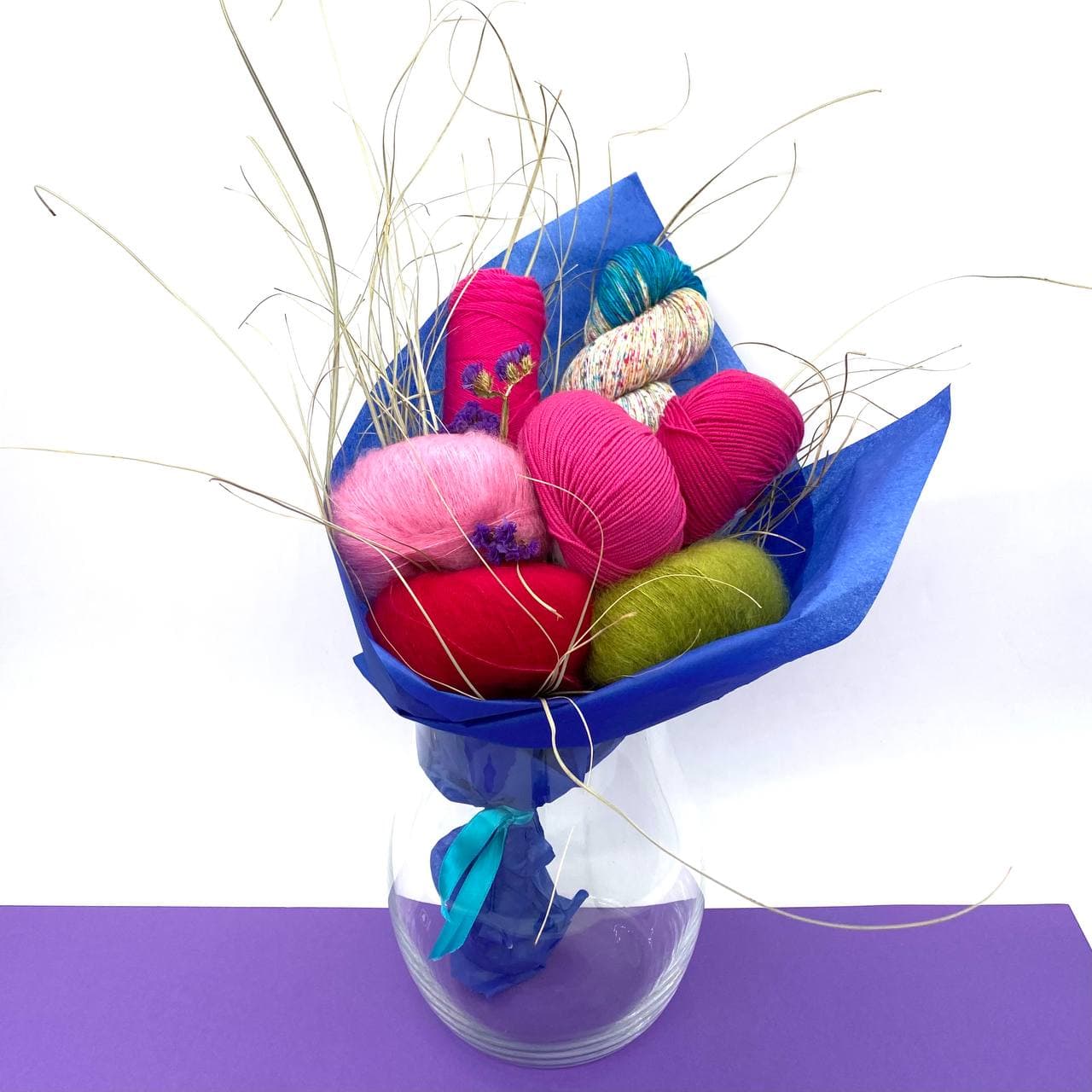 Geschenke Wolle kreativ in Folie verpacken - Wolle Strauß