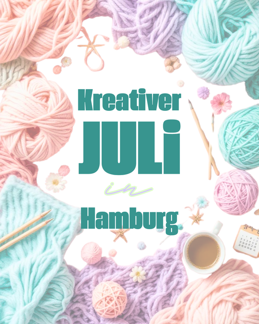 Mehrere pastellfarbene Wollknäuel in Rosa, Lila, Mintgrün und Türkis, umrahmt von Stricknadeln, einer Häkelnadel, kleinen Blüten und einer Tasse Kaffee. In der Mitte der Schriftzug „Kreativer Juli in Hamburg".