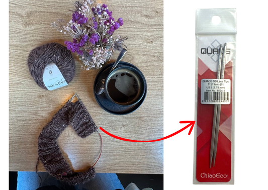 Produktverpackung der ChiaoGoo QUADS SS Lace Tips Nadelspitzen mit rotem Pfeil, der auf ein angefangenes Strickstück mit brauner Wolle, Tasse Kaffee und Blumenstrauß zeigt.