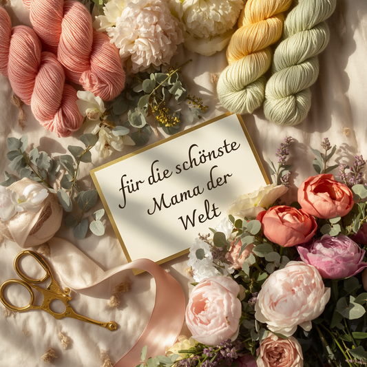 Muttertagsgeschenk von Strick und Glück: Geschenkkarte „Für die schönste Mama der Welt" zwischen handgefärbter Wolle und frischen Pfingstrosen