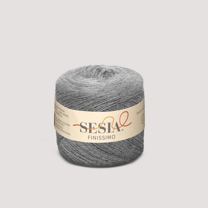 Sesia Finissimo in kühlem Steingrau — ultrafeine Merinowolle, 750m auf 50g, Made in Italy.