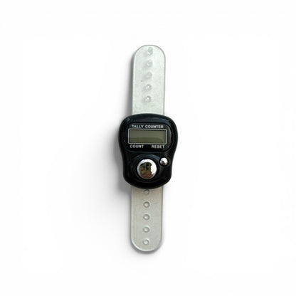 Digitaler Reihenzähler mit schwarzem Gehäuse und transparentem Silikonband, mit LCD-Display und Reset-Knopf.