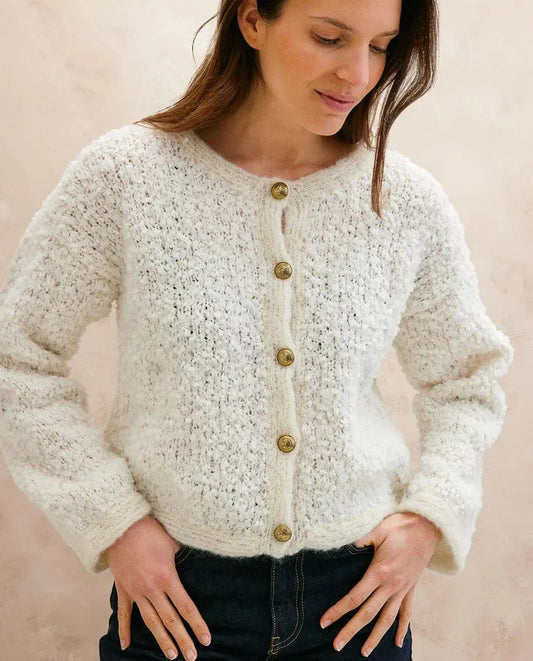 Modell trägt eine weiche Strickjacke aus Phil Alpaga Bouclé in Beige