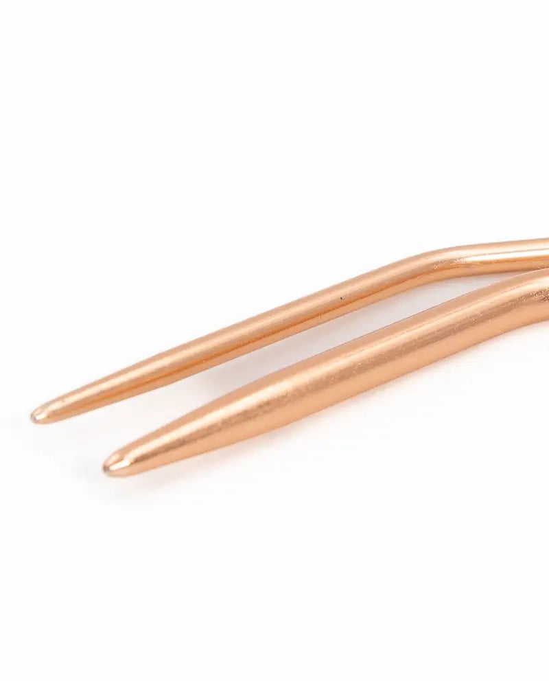 V-förmige Zopfmusternadeln aus Aluminium in Roségold