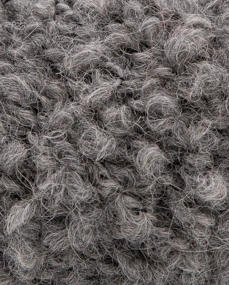 Stapel von Garnknäueln Phil Alpaga Bouclé in verschiedenen Naturtönen