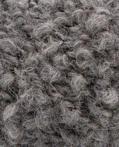 Stapel von Garnknäueln Phil Alpaga Bouclé in verschiedenen Naturtönen