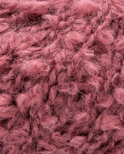 Gestrickte Mütze aus Phil Alpaga Bouclé auf Holztisch platziert