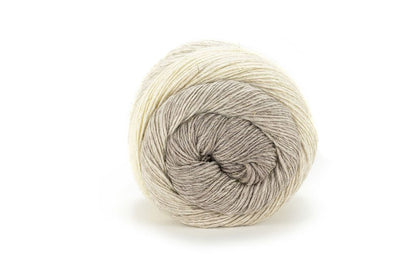 Poema Glitter Knäuel in Creme – weiche Dégradé-Wolle mit feinem Glanz