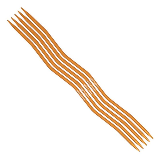 Fünf addiCraSySnake-Nadeln in leuchtendem Orange nebeneinander auf weißem Hintergrund — die sanfte Wellung des Schafts und die feinen Lace-Spitzen sind klar zu sehen.