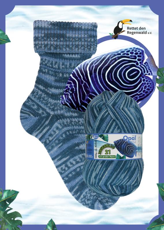 Gestrickte Socke in Blau mit passendem Opal-Knäuel „Die Rettungsringstrickerin“ aus der Regenwald 21 Kollektion