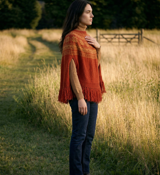 Sesia Lookbook: rostroter Fair-Isle-Poncho mit Fransensaum