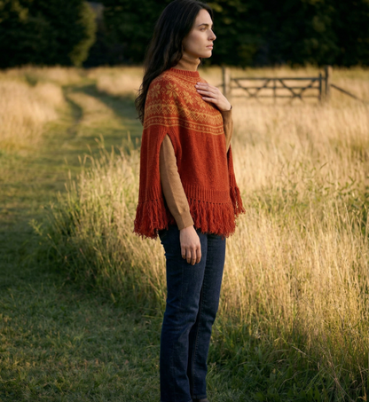 Sesia Lookbook: rostroter Fair-Isle-Poncho mit Fransensaum