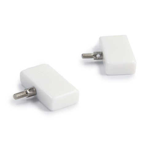 Zwei weiße ChiaoGoo Endstopper (Größe Mini) auf weißem Hintergrund — rechteckiger Spezialkunststoff mit silbernem Metallgewinde, für Nadelstärken 1,5–2,5 mm.