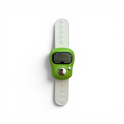 Digitaler Reihenzähler mit grünem Gehäuse und transparentem Silikonband, mit LCD-Display und Reset-Knopf.