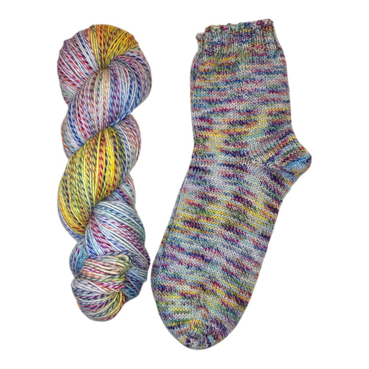 Handgefärbtes Sockengarn Pride Zebra mit regenbogenfarbener Verzwirnung – limitierte Edition