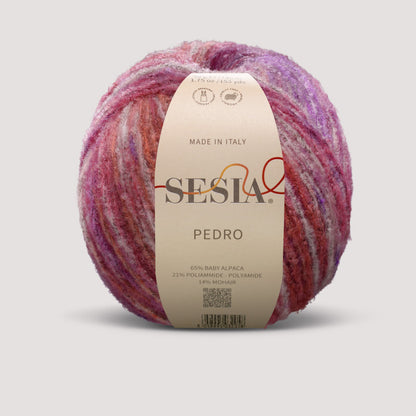 Knäuel Sesia Pedro in der Farbe Bouganville — Farbverlauf von tiefem Beerenrot über Altrosa bis Creme, mit dem typisch flauschigen Griff aus Baby Alpaka und Mohair.
