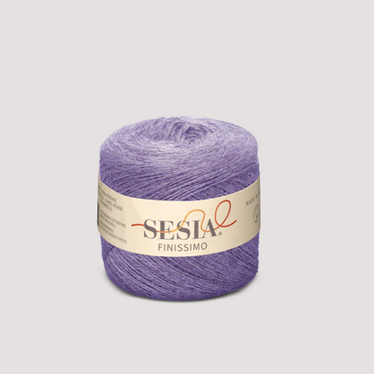 Sesia Finissimo in sanftem Lavendel — Merino Extrafine Cake, 50g / 750m, Nadelstärke 1,5–2,5 mm.