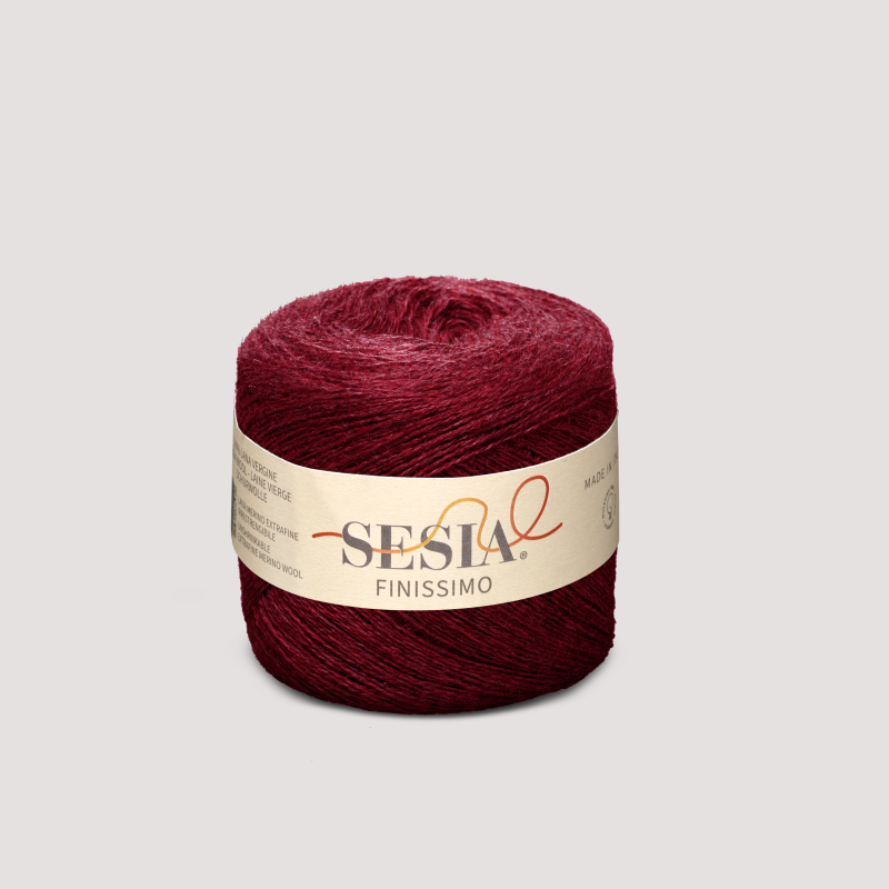 Sesia Finissimo Lace in tiefem Burgunderrot — ultrafeine Merinowolle für solo und als Begleitfaden.