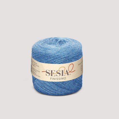 Sesia Finissimo in zartem Himmelblau — ultrafeine Basis für Melangeeffekte mit anderen Garnen.