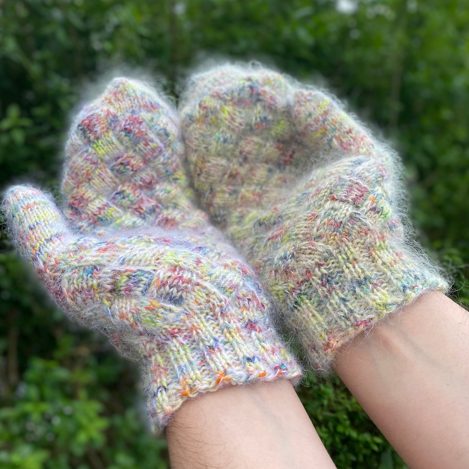 Entrelac Handschuhe in der Runde gestrickt, Nahaufnahme der Maschenstruktur und handwerklichen Details