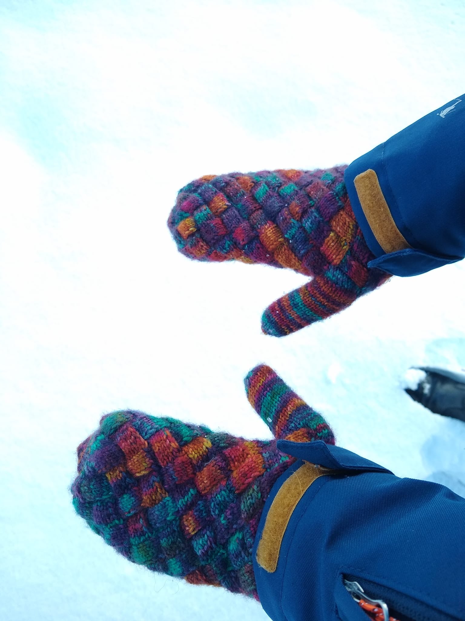 Entrelac Handschuhe mit Daumen, Ansicht der Daumenkonstruktion und des nahtlosen Übergangs