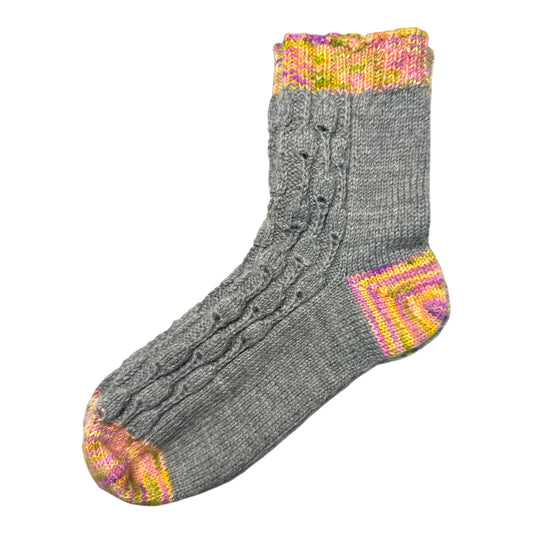 https://chatgpt.com/c/67911d13-f454-800b-8316-09e67b1d0c15#:~:text=Handgestrickte%20graue%20Socken%20mit%20bunten%20Akzenten%20und%20Blattmuster%2C%20Gr%C3%B6%C3%9Fe%2036%E2%80%9337